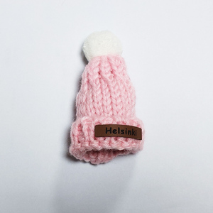 Mini bonnet tricoté à la main de qualité supérieure avec pompon en laine, aimant de réfrigérateur, souvenir de voyage et décoration de réfrigérateur - Product Image 2