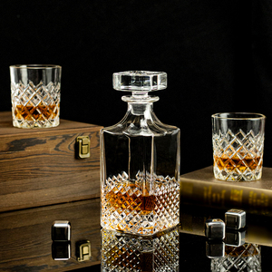 Vente en gros d'usine, carafe à <span class=keywords><strong>whisky</strong></span> de luxe gravée de 700 ml, sans plomb, en cristal de diamant, certifiée LFGB, logo personnalisé, pour un usage domestique - Product Image 1