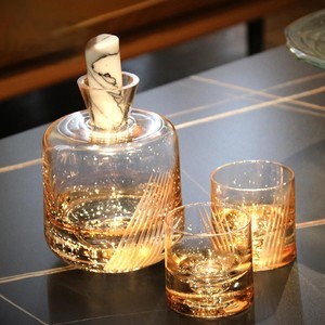 Un juego de olla y dos vasos de vino nacional. - Product Image 2