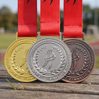 Driekleurig geplateerde ronde 3D-geëmbosseerde gymnastiekmedailles van metaal (zinklegering), op maat gemaakte medailles voor jeugdgymnastiekwedstrijden met lint