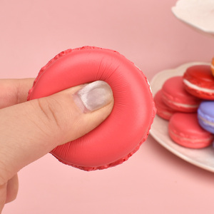 Jouet réaliste en plastique en forme de macaron pour la décoration de la maison et de la cuisine - Product Image 3