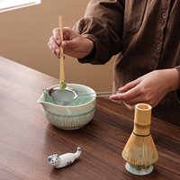 Ensemble Matcha en céramique craquelée couleur céladon, comprenant : Bol Chawan avec bec verseur, Fouet Chasen en bambou, Support pour fouet, Cuillère Chashaku, Repose-cuillère, Passoire