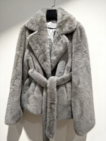 Manteau pour femme en fausse fourrure de vison gris argenté de luxe |   Design ajusté à col en V avec ceinture à nouer |   Pull en tricot doux et élégant à poils longs et duveteux