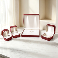 Boîte d'emballage de bijoux en cuir PU rouge personnalisée pour fabricant de colliers, bracelets, pendentifs et bagues LED, idéale pour les fiançailles