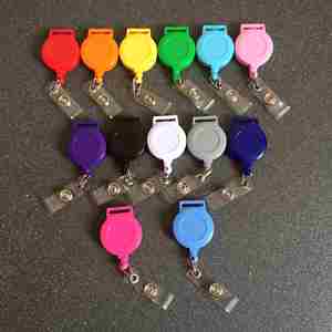 Cordon rétractable pour badge d'identification - Porte-badge en plastique durable avec logo personnalisable et dégagement rapide pour événements, bureaux et cadeaux - Product Image 1