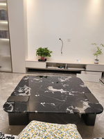 Table basse moderne en marbre naturel avec structure en acier inoxydable, design durable, style luxe léger pour villas, appartements et salons
