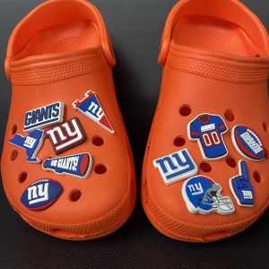 Bán buôn bóng bầu dục thể thao logo đội bóng đá Giày quyến rũ số lượng lớn phổ biến New York khổng lồ trang trí Giày NFL Phụ kiện cho fan hâm mộ Giày - Product Image 1
