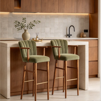 Tabouret de bar moderne du milieu du siècle en velours vert olive avec accoudoirs en bois, dossier capitonné et repose-pieds en laiton, hauteur de comptoir pour cuisine, îlot ou hôtel
