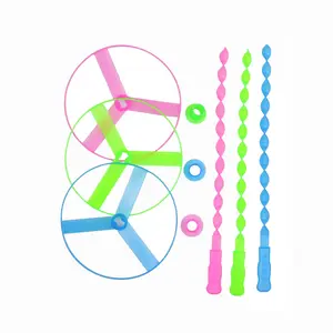 Vente en gros de jouets créatifs Libellule volante en plastique en bambou jouets d'extérieur Frisbee poussé à la main jouets d'extérieur pour enfants