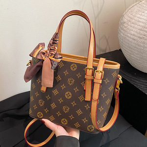 Sacs seau de marque de créateur en gros, en PU avec doublure en polyester, dotés de bretelles et de poignées - Product Image 4