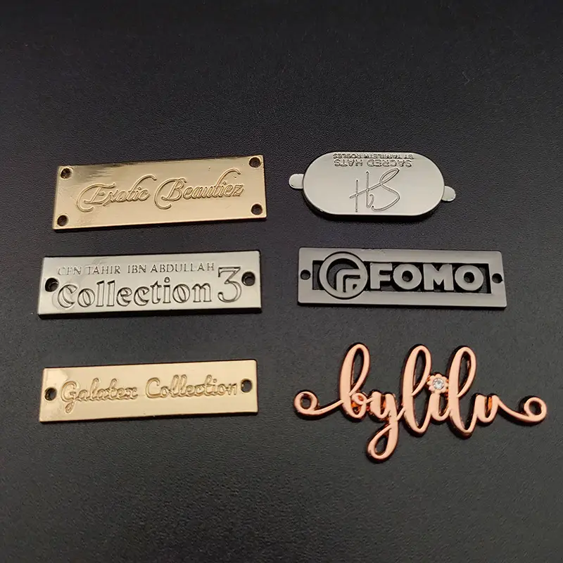 Etiquetas de metal personalizadas com logotipo da marca gravado lavável para roupas, chapéus, lenços e roupas de banho