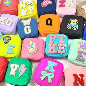 Bolsa de Maquillaje Personalizada con Letras Bordadas, Bolsa de Cosméticos de <span class=keywords><strong>Viaje</strong></span>, Organizador de Artículos de Aseo Impermeable de Nailon con Cierre para <span class=keywords><strong>Mujer</strong></span> - Product Image 1