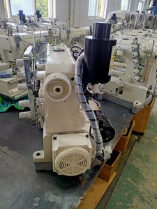 Machine à coudre interlock à lit plat DT 500-01 CB/EUT/DD à entraînement direct, 3 aiguilles, 5 fils, avec coupe-fil électronique automatique - Product Image 3