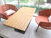 Table de repas d'extérieur à cadre en aluminium réglable en hauteur avec plateau en plastique imitation bois imperméable de 47 pouces
