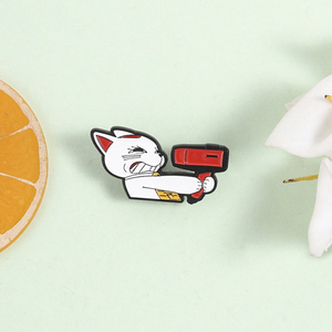 Broche en émail amusante Chat Anime, Chat Féroce Tenant un Sèche-Cheveux, Badge de Revers, Bijou de Mode, Cadeau pour Amis - Product Image 2