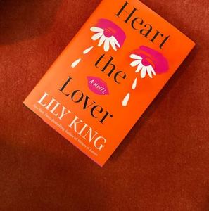Achetez le livre Heart the Lover de Lily King, roman d'amour de littérature anglaise, fiction contemporaine, en vente par les exportateurs - Product Image 5