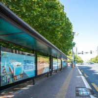 Les abris d'attente d'autobus de bord de route urbaine avec les caissons lumineux de publicité sont construits avec des cadres d'acier inoxydable.