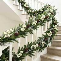Guirlande de Noël Artisanale Écologique 130 cm en Pin Vert avec Fleurs Blanches, Cônes de Pin et Branches Givrées pour la Vente de Fêtes
