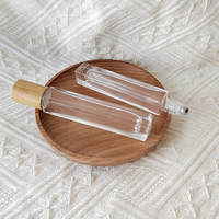 Rouleau de parfum avec LOGO personnalisé bouteille de 10ml en verre épais carré mince avec couvercle en bambou et rouleau en acier métallique pour huiles essentielles