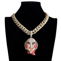 Collier pendentif en laiton plaqué or véritable avec zircon scintillant, motif Hip Hop, motif 'Fright Doll' avec chaîne mobile 'Scie à chaîne'