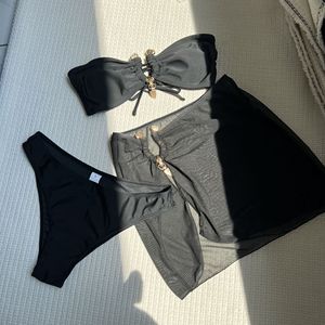 Conjunto de bikini de 3 piezas para mujer al por mayor, con decoración metálica, top bandeau, falda de malla para cubrir el traje de baño, ropa de playa - Product Image 1