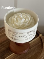 Pfingstrosenförmige Duftkerze im Keramikbecher mit Holzständer, handgeschnitzte Sojawachs-Aromatherapie-Kerze, luxuriöse Tischdekoration für Zuhause