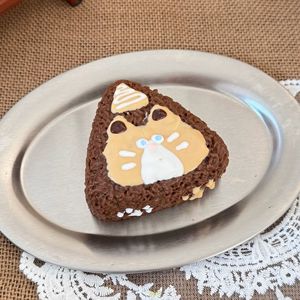Juguete de Silicona de Grado Alimenticio con Forma de Gato de Chocolate y Crema Onigiri, Juguete Antiestrés para Apretar y Descomprimir, Juguete Blandito Creativo con Forma de Comida - Product Image 2