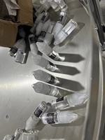 Machine de remplissage et de bouchage de boissons gazeuses à moteur pneumatique pour bouteilles en plastique PET de 10 ml à 100 ml