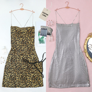 Conjunto de lencería erótica sexy de leopardo al por mayor con tirantes cruzados, espalda descubierta y decoración de encaje, con tirantes de cadena para un estilo apasionado. - Product Image 1