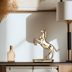 Estatua de <span class=keywords><strong>caballo</strong></span> de oro árabe personalizada al por mayor, escultura de resina 3D para decoración del hogar, adorno animal elegante para - Product Image 4