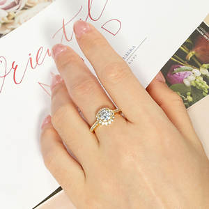 Anello di Fidanzamento Halo in Moissanite Placcato Oro 14K, Gioiello alla Moda per Uomo e Donna - Product Image 5