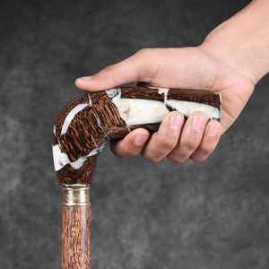 Bâton de marche unique en résine et bois, avec un design décoratif et une construction robuste pour un usage quotidien - Product Image 4