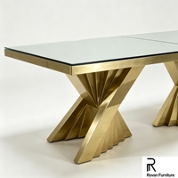 Table de banquet rectangulaire de luxe en acier inoxydable doré avec plateau en verre durable et pieds en forme d'éventail pour événements et fêtes