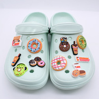 Breloques personnalisées pour sabots de filles, ensemble de pin's en PVC imperméables mignons et tendance en forme de donut et de dessert, décorations pour sandales, coffret cadeau