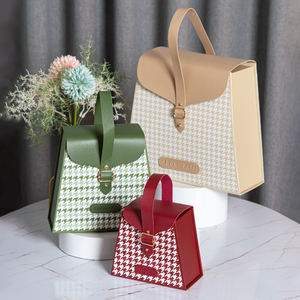 Nuevos productos Ideas 2025 Juegos de Cajas de Regalo trapezoidales Diseño de pata de gallo Bolso de papel de boda Embalaje con asa de cuero - Product Image 1