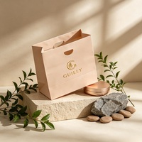 Sac cadeau en papier rose mat avec poignée découpée et logo estampé à chaud pour emballage de boutique cosmétique