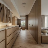 Meubles de chambre à coucher modernes en chêne, sur mesure, verrouillables et pliables, avec portes coulissantes et unités de rangement pour projets de maisons jumillées à Brisbane