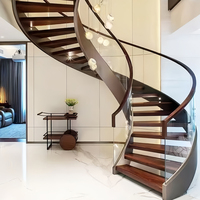Escalier d'intérieur incurvé moderne avec garde-corps en arc en métal, bois et verre durables Beau design de foyer