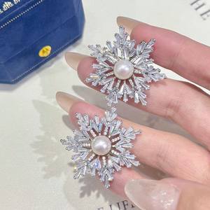 เข็มกลัดดอกไม้ประดับมุกน้ำจืดคุณภาพสูง ขนาด 8-9 มม. ดีไซน์เกล็ดหิมะ สีขาวสว่าง ยอดนิยม ใหม่ล่าสุด เครื่องประดับตกแต่งหน้าอก - Product Image 1