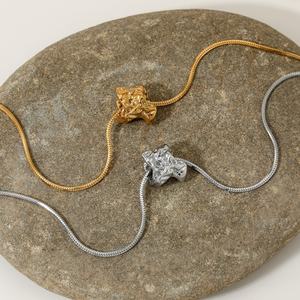 สร้อยคอจี้โลหะสแตนเลสที่โดดเด่นสำหรับผู้หญิง เครื่องประดับแฟชั่นชุบทองกันน้ำ - Product Image 3