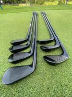 Ensemble complet de fers de golf noirs forgés en gros avec housses de tête, emballage personnalisé, fers de golf OEM pour hommes