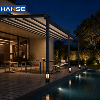 Pergola bioclimatique de luxe en aluminium avec commande motorisée, imperméable, pour l'extérieur, avec un ensemble de table et de chaises de salle à manger d'extérieur assorti