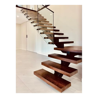 Escalier intérieur en bois avec marches en verre et revêtement en poudre dorée