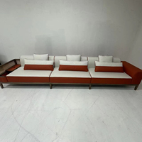 Sofá de ratán de madera maciza con tela de dos tonos y almacenamiento lateral, estética oriental cálida que crea un espacio de vida acogedor