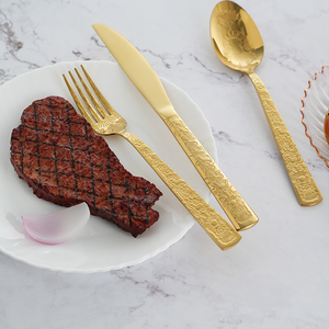 Juego <span class=keywords><strong>de</strong></span> cubiertos <span class=keywords><strong>de</strong></span> lujo <span class=keywords><strong>de</strong></span> 4 piezas con diseño tallado en oro, vajilla alta <span class=keywords><strong>de</strong></span> acero inoxidable <span class=keywords><strong>para</strong></span> restaurante <span class=keywords><strong>de</strong></span> fiesta - Product Image 1