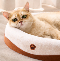 Lit pour chat rond en feutre blanc avec balle interactive, griffoir durable pour chat, nid douillet pour animaux de compagnie pour toutes les saisons, pour chats d'intérieur