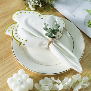 Ensemble de nappes et de sets de table en coton et lin brodés sur mesure, design ondulé personnalisé, banquet de mariage - Product Image 1