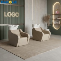 Station de lavage de cheveux de luxe haut de gamme personnalisée pour salon de coiffure et institut de beauté, avec bac en céramique, fauteuil de lavage et chaise de douche