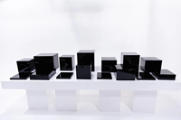 Supports de présentation en cube empilables en acrylique noir, faits main, de format personnalisé, modernes et hauts, avec emballage en carton pour la restauration et les buffets
