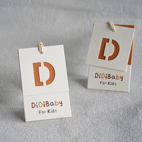 Étiquettes de vêtements personnalisées de haute qualité avec impression de logo et design de lettres, avec cordon de suspension